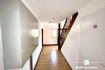BERK Immobilien – Doppelhaushälfte für Eigennutzer oder B&B - Treppenhaus (110562)