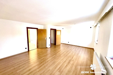 BERK Immobilien – Doppelhaushälfte für Eigennutzer oder B&B - Wohnzimmer (110561)