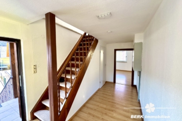BERK Immobilien – Doppelhaushälfte für Eigennutzer oder B&B - Treppenaufgang (110564)