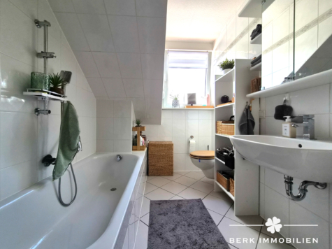 BERK Immobilien: 4-Zi-Dachgeschosswohnung in ruhiger Wohnlage von Schweinheim mit TG-Stellplatz - Tageslichtbad (127871)