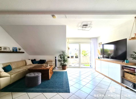 BERK Immobilien: 4-Zi-Dachgeschosswohnung in ruhiger Wohnlage von Schweinheim mit TG-Stellplatz - Wohnbereich mit Zugang zum Balkon (127864)