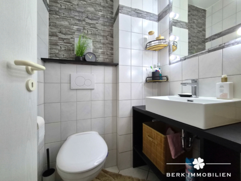 BERK Immobilien: 4-Zi-Dachgeschosswohnung in ruhiger Wohnlage von Schweinheim mit TG-Stellplatz - Gäste-WC (127877)