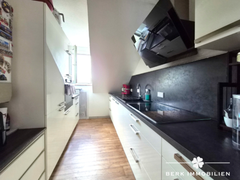 BERK Immobilien: 4-Zi-Dachgeschosswohnung in ruhiger Wohnlage von Schweinheim mit TG-Stellplatz - Küche (127869)