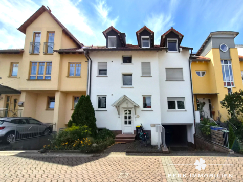 BERK Immobilien: 4-Zi-Dachgeschosswohnung in ruhiger Wohnlage von Schweinheim mit TG-Stellplatz - Straßenansicht (127882)