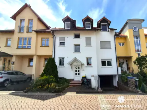 *RESERVIERT* BERK Immobilien: 4-Zi-Dachgeschosswohnung in ruhiger Wohnlage von Schweinheim mit TG-Stellplatz - Straßenansicht (131744)