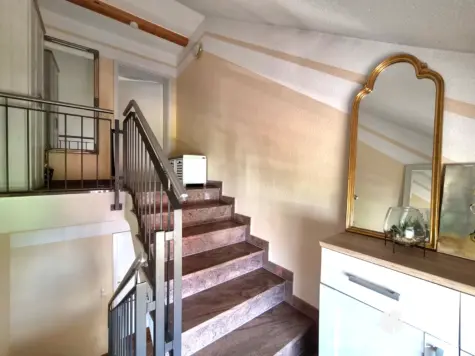 *RESERVIERT* BERK Immobilien: 4-Zi-Dachgeschosswohnung in ruhiger Wohnlage von Schweinheim mit TG-Stellplatz - Treppenhaus (131741)