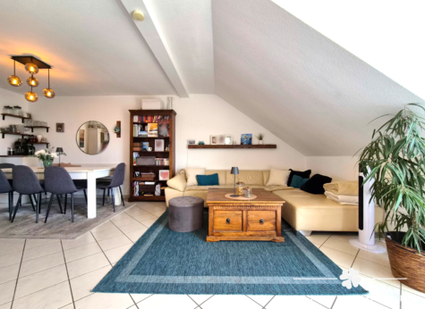 BERK Immobilien: 4-Zi-Dachgeschosswohnung in ruhiger Wohnlage von Schweinheim mit TG-Stellplatz - Wohn-Essbereich (127863)