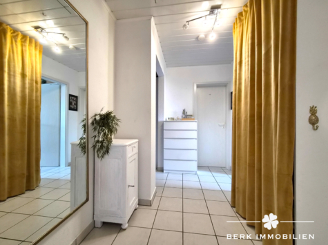 BERK Immobilien: 4-Zi-Dachgeschosswohnung in ruhiger Wohnlage von Schweinheim mit TG-Stellplatz - Flur (127870)
