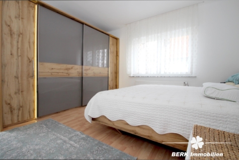 BERK Immobilien – TOP – saniertes 3-FH für Kapitalanleger; anfängliche Netto-Rendite 4,39% - Schlafzimmer Wohnung OG (115595)