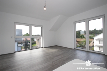 BERK Immobilien – TOP – saniertes 3-FH für Kapitalanleger; anfängliche Netto-Rendite 4,39% - Wohnzimmer Wohnung DG (105284)