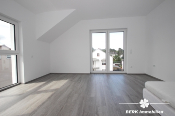 BERK Immobilien – TOP – saniertes 3-FH für Kapitalanleger; anfängliche Netto-Rendite 4,39% - Wohnzimmer Wohnung DG (105285)