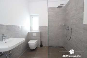 BERK Immobilien – TOP – saniertes 3-FH für Kapitalanleger; anfängliche Netto-Rendite 4,39% - Badezimmer Wohnung DG (105290)