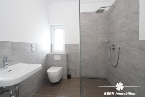 BERK Immobilien – TOP – saniertes 3-FH für Kapitalanleger; anfängliche Netto-Rendite 4,39% - Badezimmer Wohnung DG (115605)