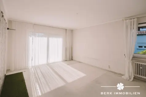 BERK Immobilien – Naturnah wohnen in Zellhausen: Ihr Haus mit Garten und Wohlfühlcharakter - Schlafzimmer mit Balkon (130252)