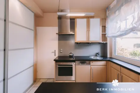 BERK Immobilien – Naturnah wohnen in Zellhausen: Ihr Haus mit Garten und Wohlfühlcharakter - Küche mit EBK (130242)