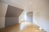 Schlafzimmer - BERK Immobilien – Traumhafte 5-Zimmer Maisonette Wohnung in bevorzugter Lage von Schaafheim/ Radheim