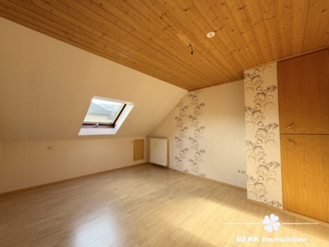 BERK Immobilien – Attraktive Kapitalanlage mit 3 Einheiten & vielseitiger Perspektive - Schlafen OG (118478)