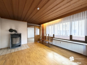 BERK Immobilien – Attraktive Kapitalanlage mit 3 Einheiten & vielseitiger Perspektive - Wohnzimmer EG (117711)