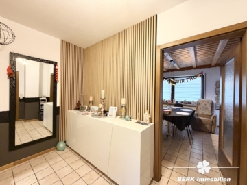 BERK Immobilien – Attraktive Kapitalanlage mit 3 Einheiten & vielseitiger Perspektive - Eingangsbereich OG (117737)