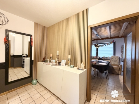 BERK Immobilien – Attraktive Kapitalanlage mit 3 Einheiten & vielseitiger Perspektive - Eingangsbereich OG (118495)