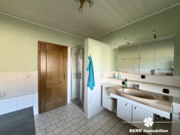 BERK Immobilien – Attraktive Kapitalanlage mit 3 Einheiten & vielseitiger Perspektive - Bad EG (117715)