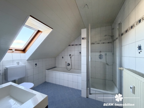 BERK Immobilien – Attraktive Kapitalanlage mit 3 Einheiten & vielseitiger Perspektive - Bad DG (118484)