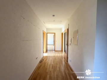 BERK Immobilien – Attraktive Kapitalanlage mit 3 Einheiten & vielseitiger Perspektive - Flur DG (117728)