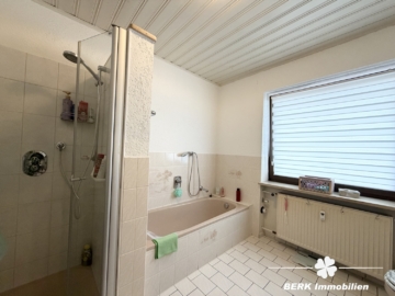 BERK Immobilien – Attraktive Kapitalanlage mit 3 Einheiten & vielseitiger Perspektive - Bad OG (117733)