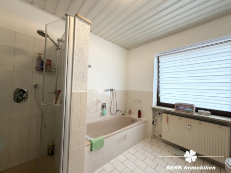 BERK Immobilien – Attraktive Kapitalanlage mit 3 Einheiten & vielseitiger Perspektive - Bad OG (118491)