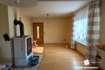 BERK Immobilien – Sanierungsbedürftiges Einfamilienhaus mit Ausbaureserve in Volkersbrunn - Wohnzimmer (111379)