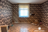 2. Zimmer OG - BERK Immobilien – Sanierungsbedürftiges Einfamilienhaus mit Ausbaureserve in Volkersbrunn