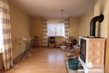 BERK Immobilien – Sanierungsbedürftiges Einfamilienhaus mit Ausbaureserve in Volkersbrunn - Wohnzimmer (111380)