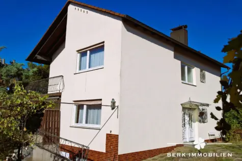BERK Immobilien – Ein Haus zum Verlieben: Einfamilienhaus mit Charme und viel Platz in Klingenberg/Röllfeld - Frontansicht (130757)