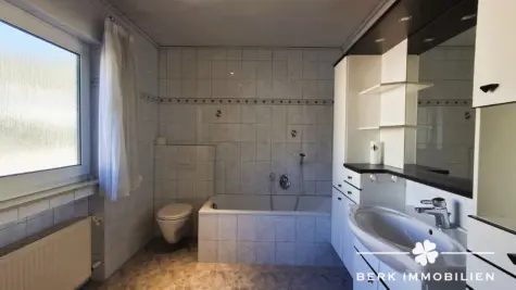 BERK Immobilien – Ein Haus zum Verlieben: Einfamilienhaus mit Charme und viel Platz in Klingenberg/Röllfeld - Bad OG (130771)