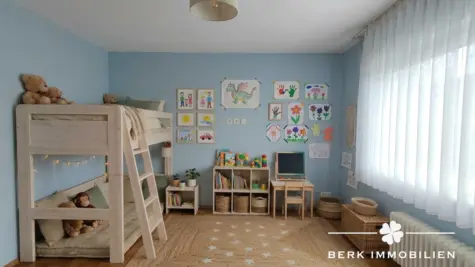 BERK Immobilien – Ein Haus zum Verlieben: Einfamilienhaus mit Charme und viel Platz in Klingenberg/Röllfeld - Kinderzimmer OG mit KI generiert (130769)