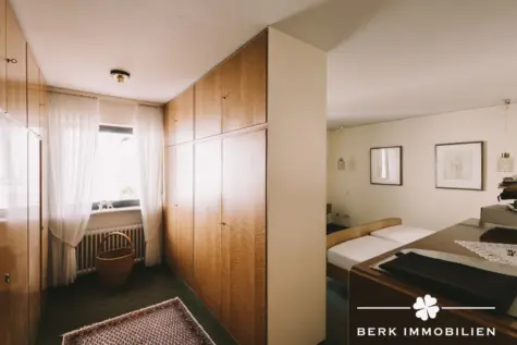 BERK Immobilien – Architektenhaus mit Galerie, Indoor-Pool und traumhafter Aussicht - Ankleide Schlafen EG (131476)