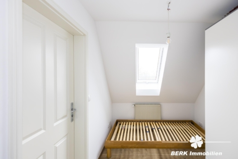 BERK Immobilien – Einfamilienhaus mit Weitblick & außergewöhnlichem Grundstück - DG Zimmer (116948)