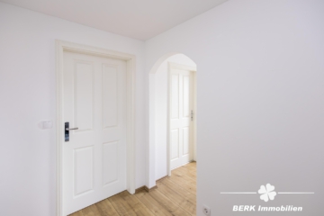 BERK Immobilien – Einfamilienhaus mit Weitblick & außergewöhnlichem Grundstück - OG Flur (111972)