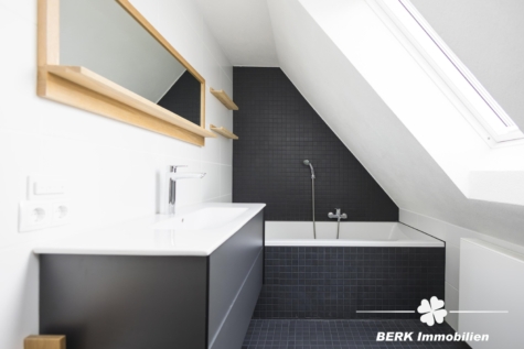 BERK Immobilien – Einfamilienhaus mit Weitblick & außergewöhnlichem Grundstück - DG Bad (116944)