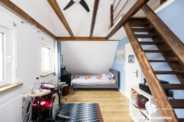 BERK Immobilien – Einfamilienhaus mit Weitblick & außergewöhnlichem Grundstück - DG Zimmer (111975)