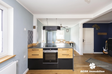 BERK Immobilien – Einfamilienhaus mit Weitblick & außergewöhnlichem Grundstück - EG Küche (116937)