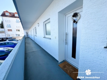 BERK Immobilien – Charmante 2-Zimmer-Wohnung mit großer Loggia in Dietzenbach - Eingang (Laugengang) (104765)