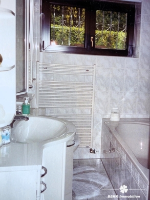 BERK Immobilien – Großzügiges 1–2 Familienhaus mit Loggia, Garten & PV-Anlage, Toplage AB-Damm - Bad mit Wanne u. Dusche Erdgeschoss (117109)