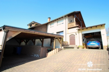 BERK Immobilien – Großzügiges 1–2 Familienhaus mit Loggia, Garten & PV-Anlage, Toplage AB-Damm - Hausansicht mit Garage und Carport (117101)