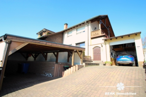 BERK Immobilien – Großzügiges 1–2 Familienhaus mit Loggia, Garten & PV-Anlage, Toplage AB-Damm - Hausansicht mit Garage und Carport (118810)