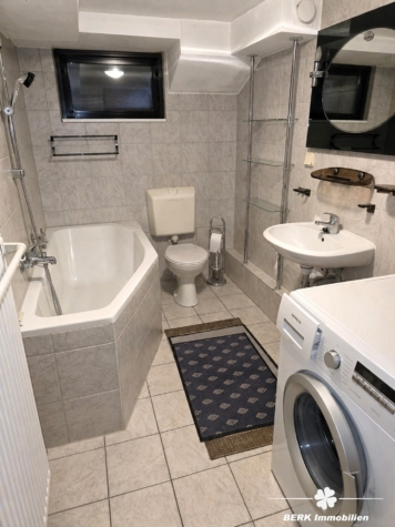 BERK Immobilien – Großzügiges 1–2 Familienhaus mit Loggia, Garten & PV-Anlage, Toplage AB-Damm - Bad im Wohnkeller (121519)