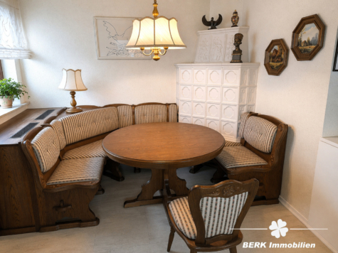 BERK Immobilien – Großzügiges 1–2 Familienhaus mit Loggia, Garten & PV-Anlage, Toplage AB-Damm - Essecke am Kachelofen (118821)