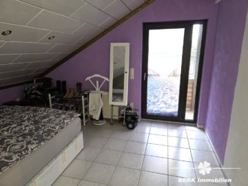 BERK Immobilien – Großzügiges 1–2 Familienhaus mit Loggia, Garten & PV-Anlage, Toplage AB-Damm - Schlafzimmer DG (117116)