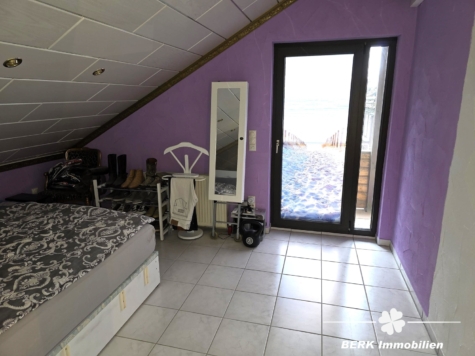 BERK Immobilien – Großzügiges 1–2 Familienhaus mit Loggia, Garten & PV-Anlage, Toplage AB-Damm - Schlafzimmer DG (118824)