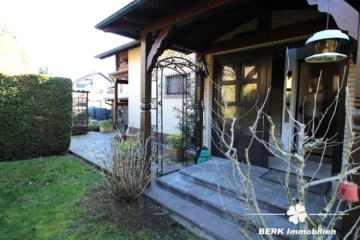 BERK Immobilien – Großzügiges 1–2 Familienhaus mit Loggia, Garten & PV-Anlage, Toplage AB-Damm - Hauseingang (117103)